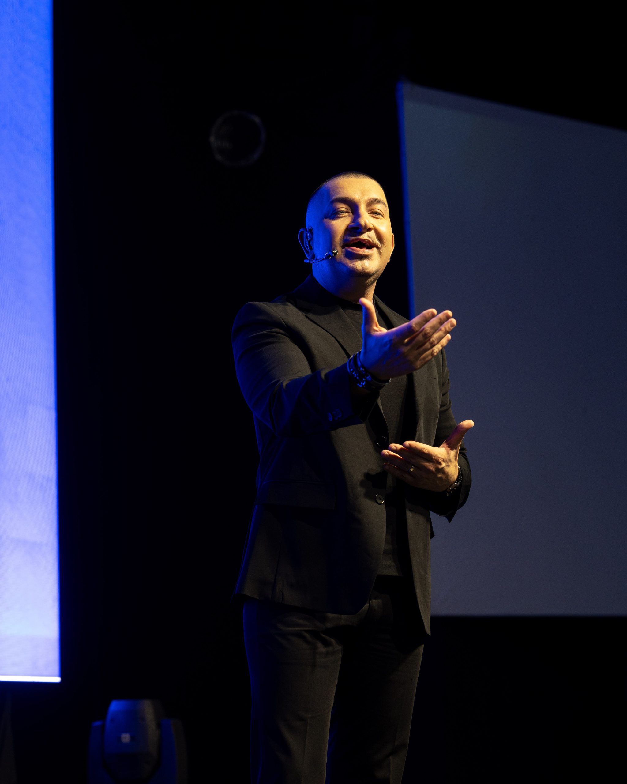 Gustavo Henao — Speaker Internacional